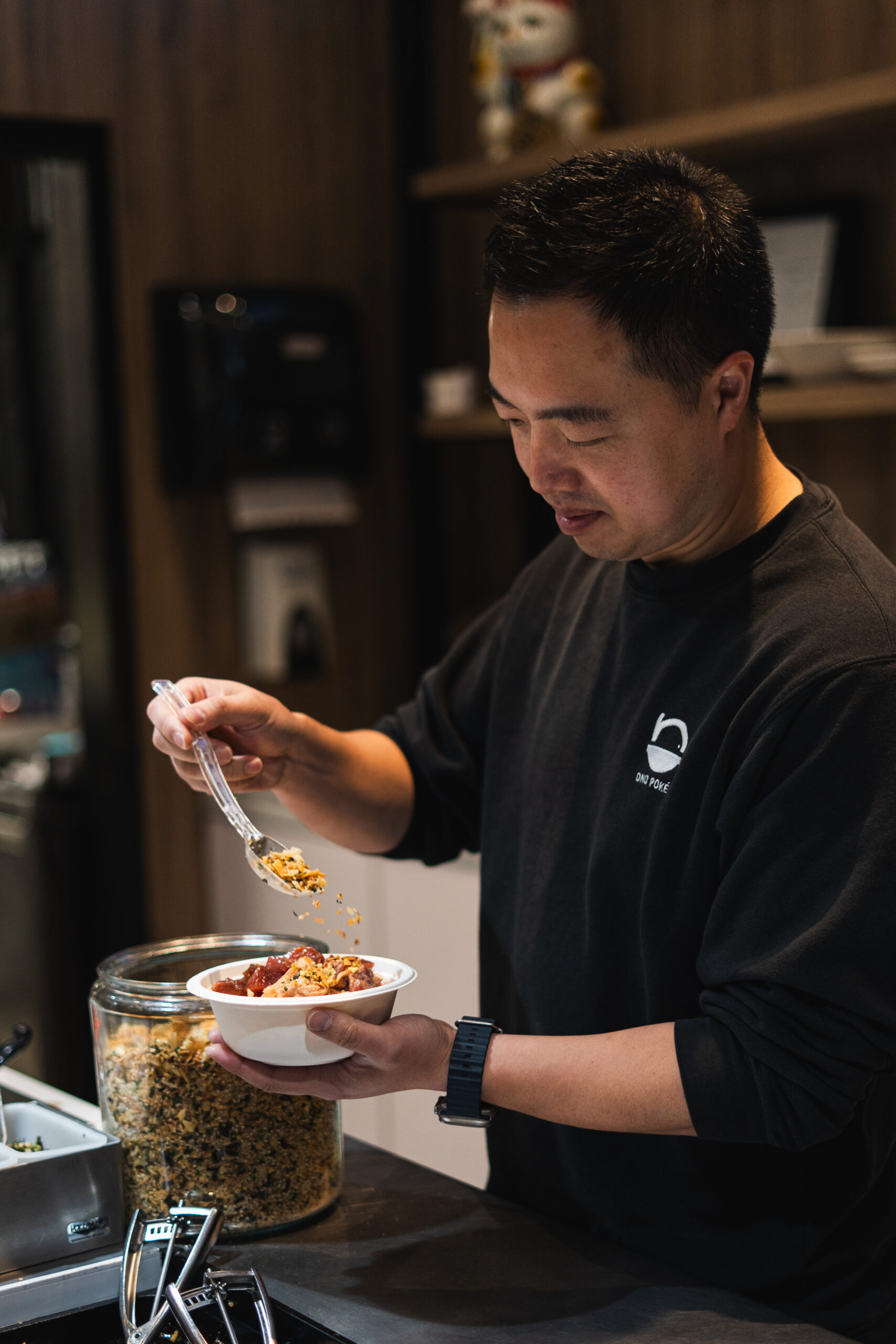 Ono Poke chef preparing a fresh Hawaiian poke bowl at the Victoria BC restaurant
